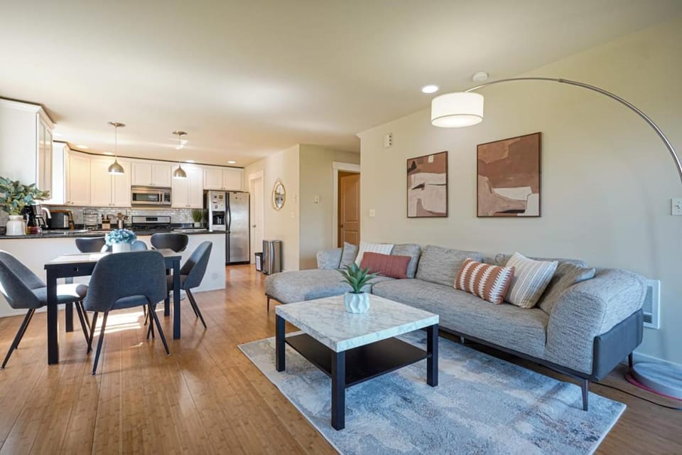 Stylish North Seattle Townhouse- Dual Master Suites House in Seattle