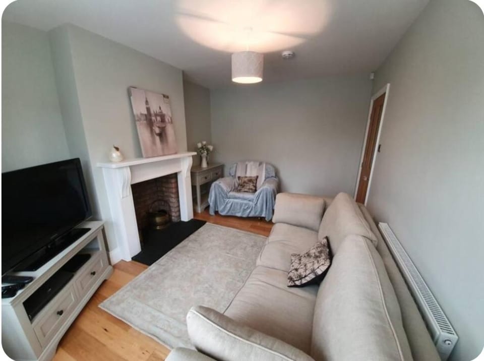 Spacious 3-Bed Home in York Free Parking Sleeps 5 House in England