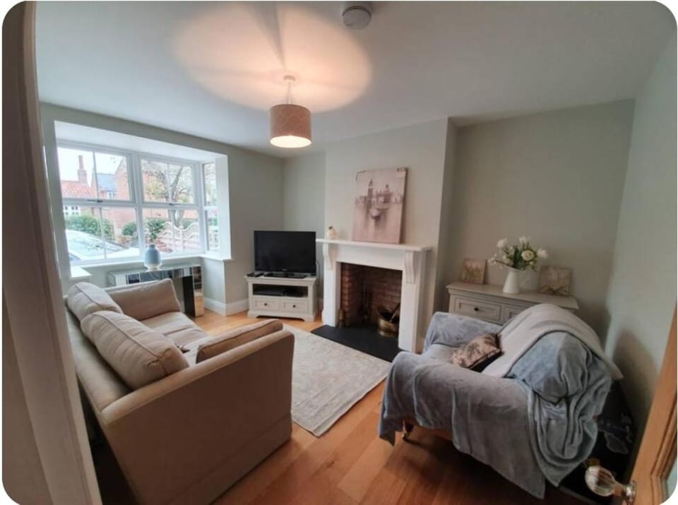 Spacious 3-Bed Home in York Free Parking Sleeps 5 House in England