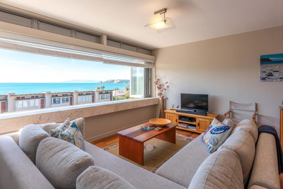 Natural landscape, TV and multimedia, View (from property/room), Living room, Seating area, Evening entertainment, Sea view