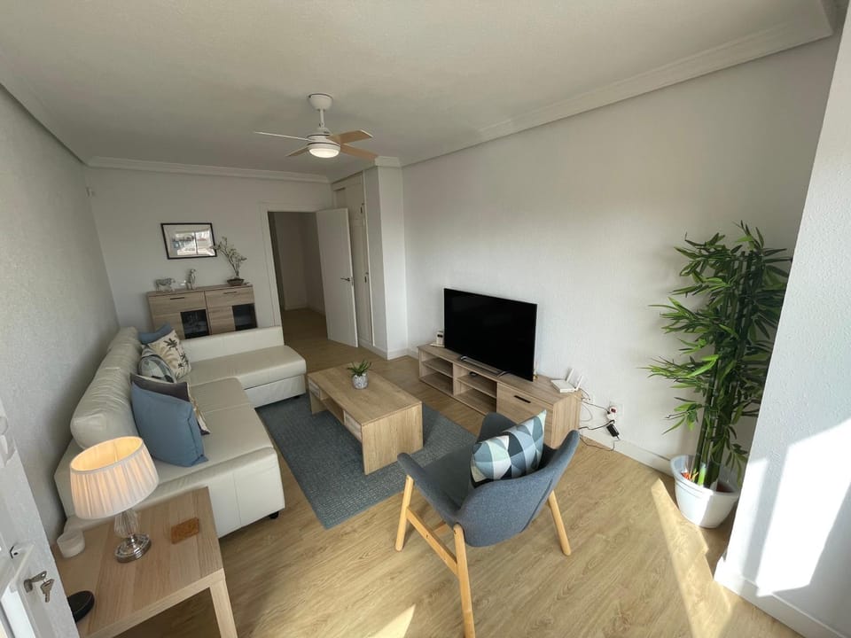 Living room, Photo of the whole room, Seating area, Dining area, Evening entertainment