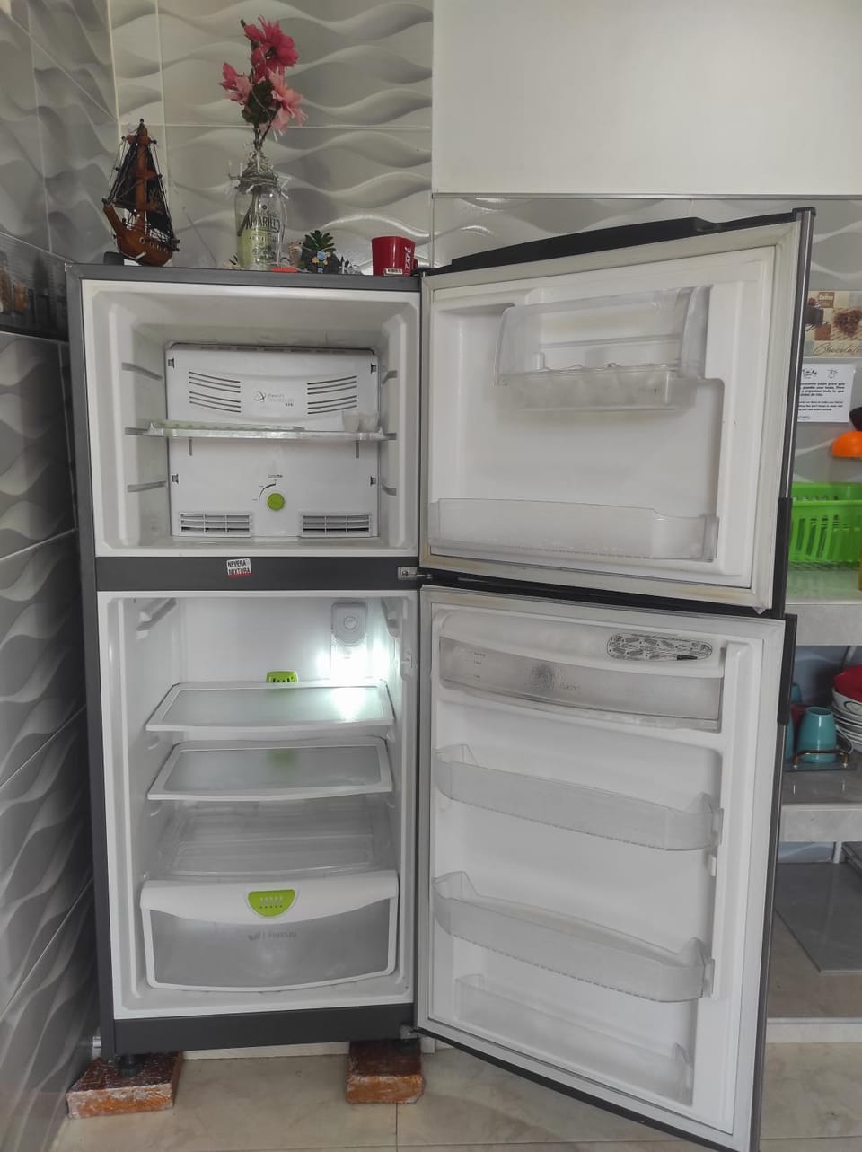 Kitchen or kitchenette, minibar