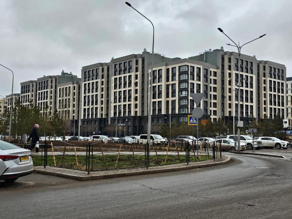 Property building, Day, Location