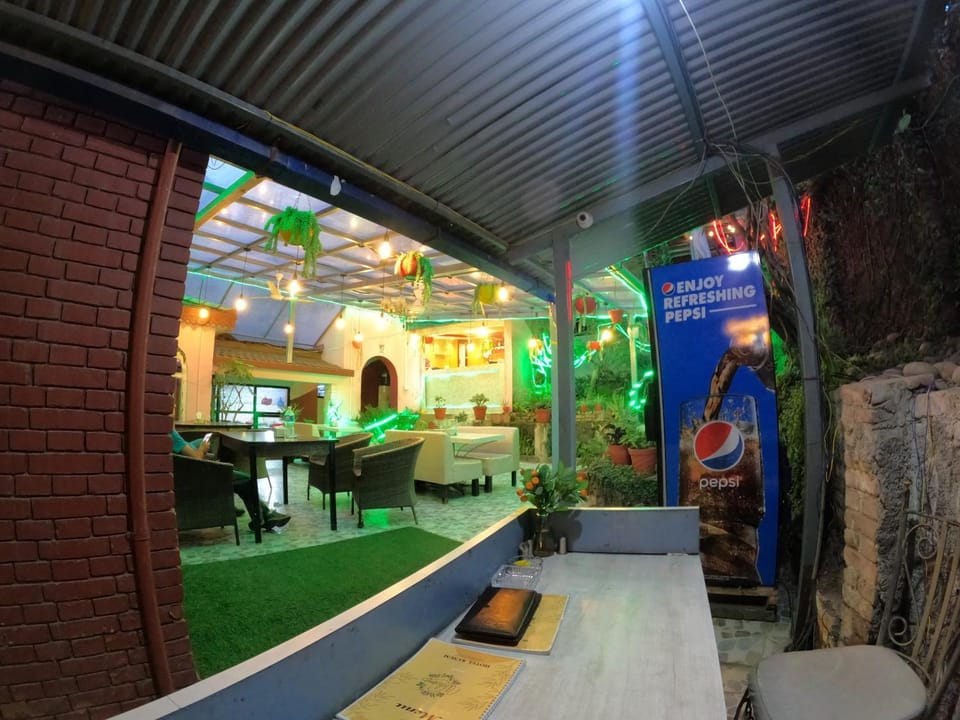 Communal lounge/ TV room, Nightclub / DJ, Evening entertainment