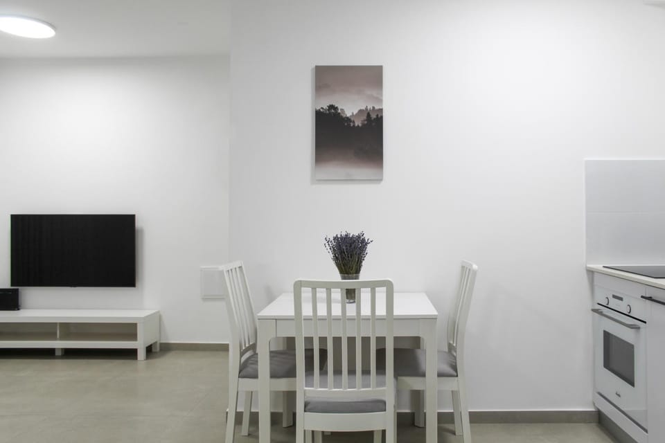 TV and multimedia, Kitchen or kitchenette, Living room, Seating area, Dining area, oven, stove, kitchen