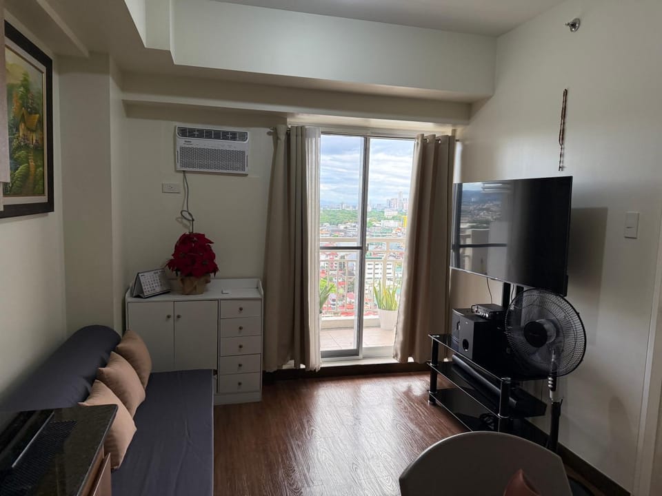 TV and multimedia, Living room, Seating area, air conditioner