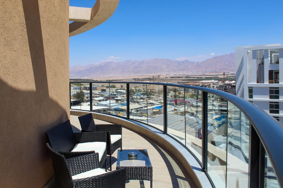 View (from property/room), Balcony/Terrace, Seating area, City view, Mountain view