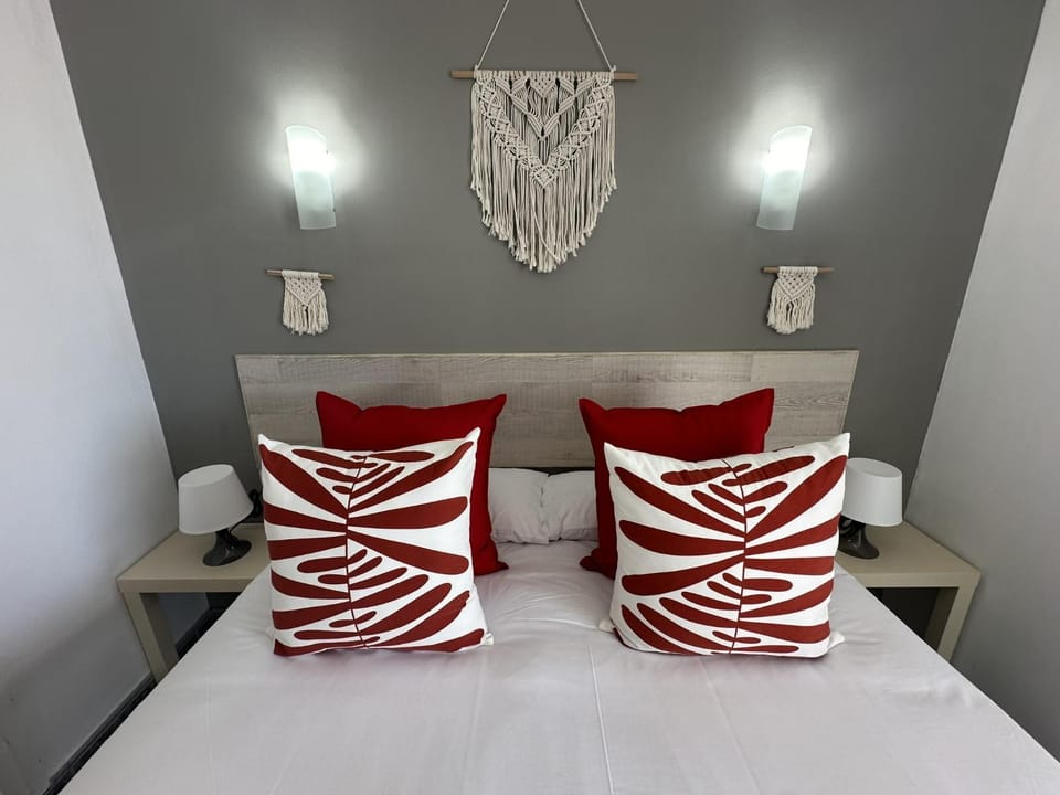 Bed, TV and multimedia, Bedroom