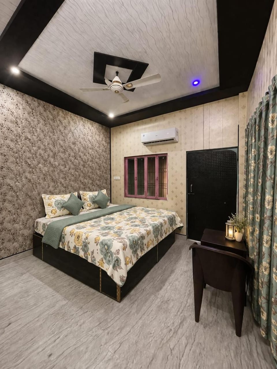 HOTEL SHIVAYY MAJESTIC - BHU Sundarpur Road 3km from KASHI VISHWANATH TEMPLE Hotel in Varanasi