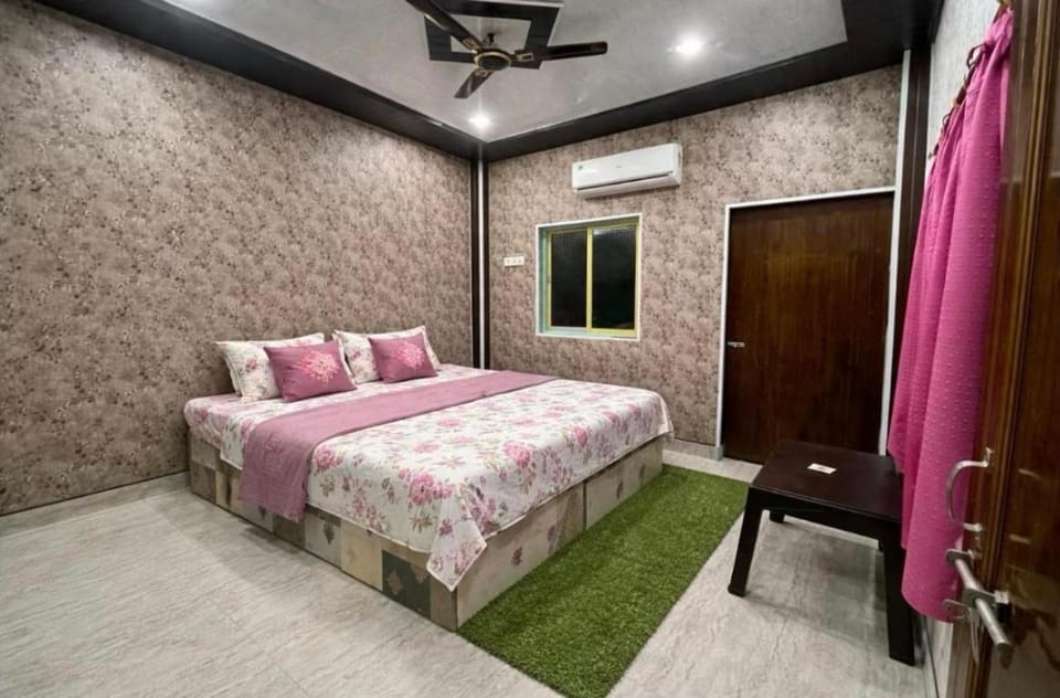 HOTEL SHIVAYY MAJESTIC - BHU Sundarpur Road 3km from KASHI VISHWANATH TEMPLE Hotel in Varanasi