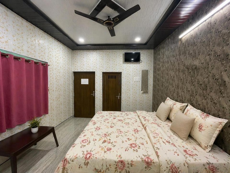 HOTEL SHIVAYY MAJESTIC - BHU Sundarpur Road 3km from KASHI VISHWANATH TEMPLE Hotel in Varanasi