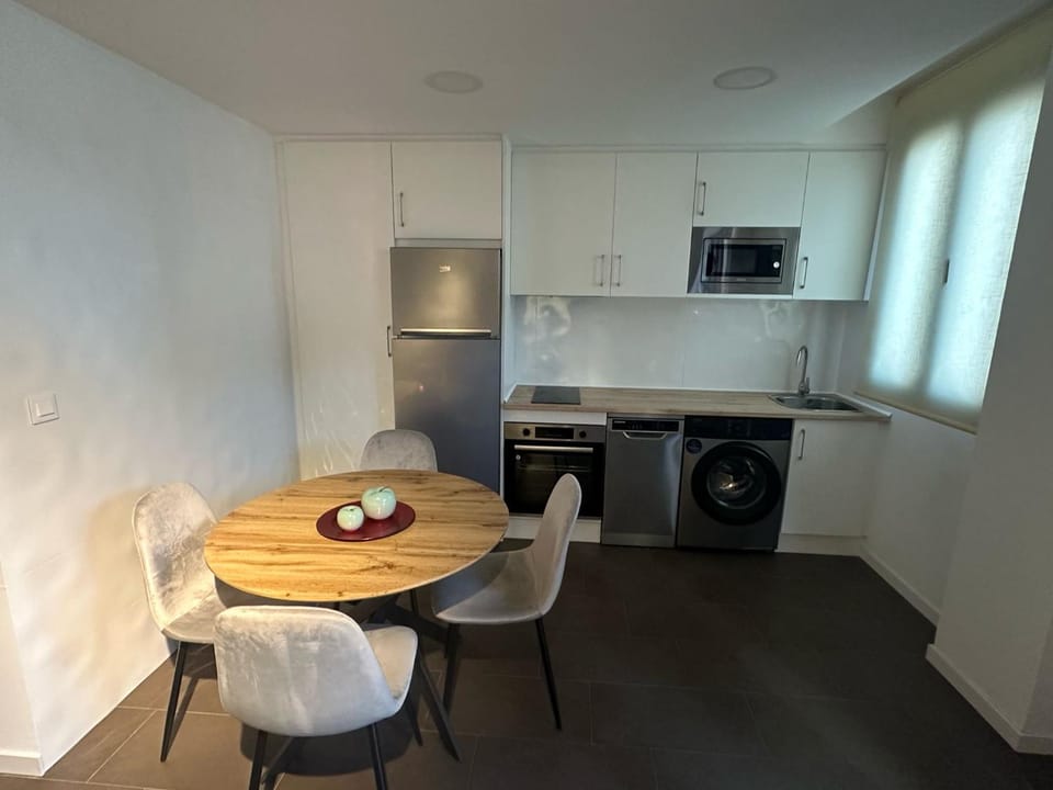 Kitchen or kitchenette, Dining area, dishwasher, oven, pet friendly, stove, toaster, washing machine