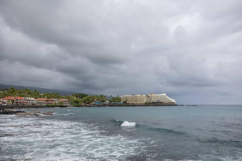 Unit A Kaiupoho - Island Elegance: Prime Spot Apartment in Big Island