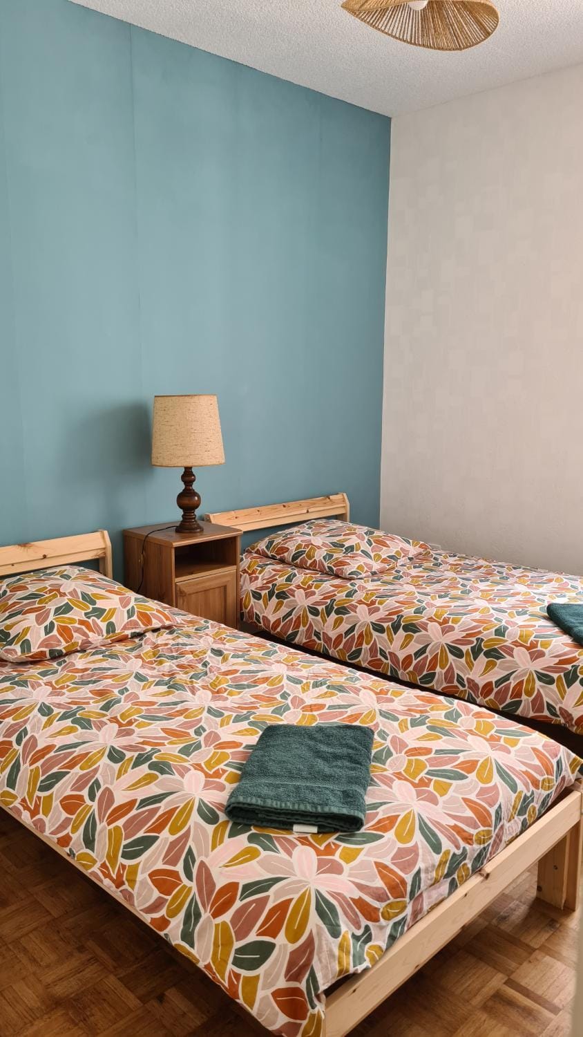 Bed, Photo of the whole room, Bedroom, towels
