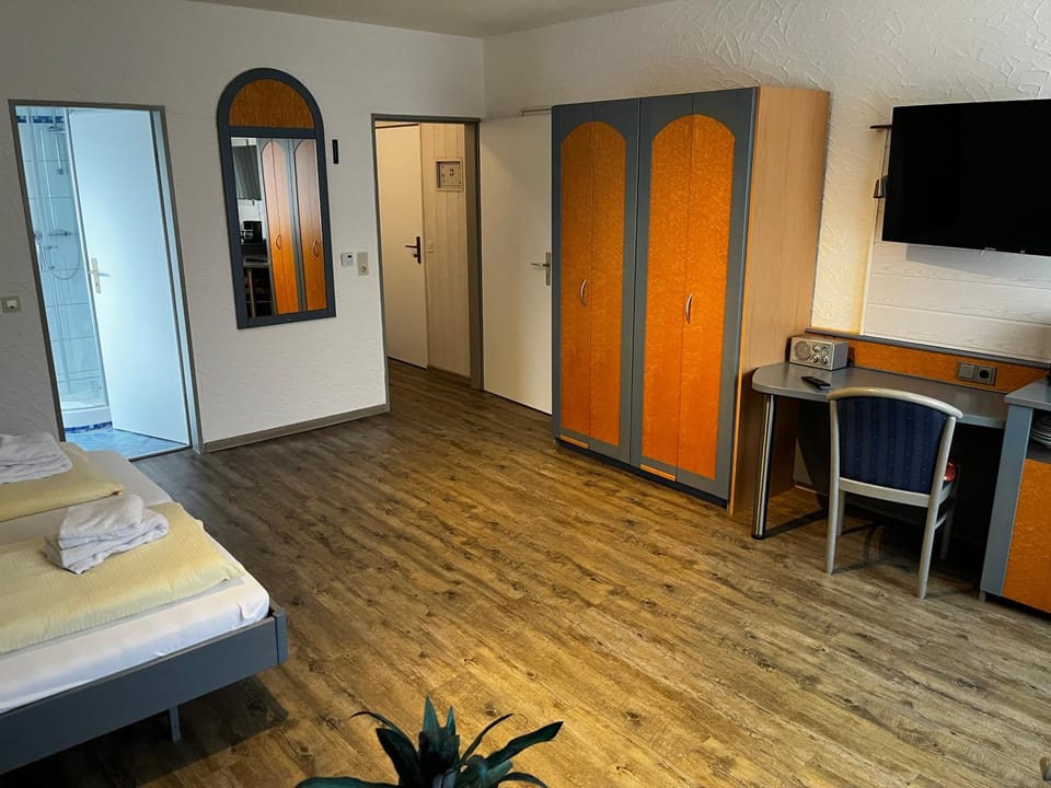 Bed, TV and multimedia, Living room, Photo of the whole room, Bedroom, hair dresser, wardrobe