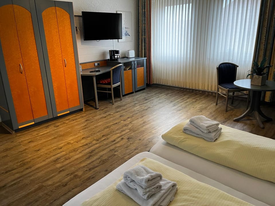 Bed, TV and multimedia, Living room, Photo of the whole room, Seating area, Bedroom, hair dresser