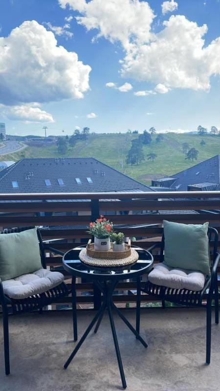Natural landscape, Balcony/Terrace, Seating area, Mountain view