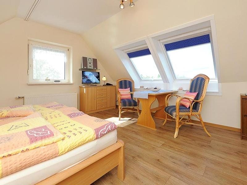 Bed, TV and multimedia, Living room, Photo of the whole room, Seating area, Dining area, Bedroom