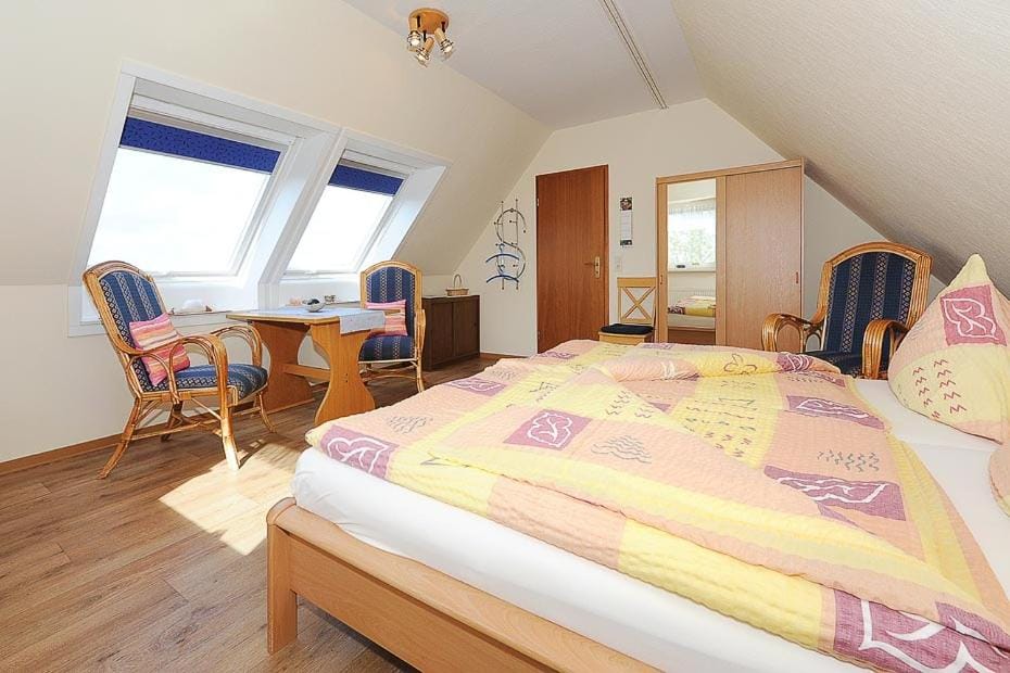 Bed, Photo of the whole room, Dining area, Bedroom, wardrobe