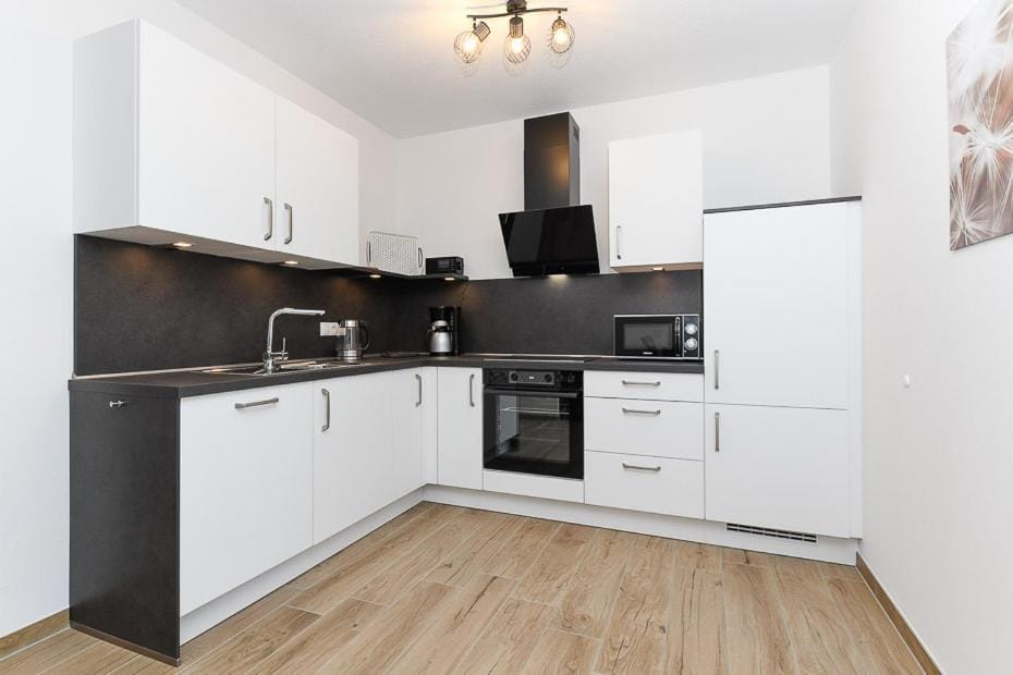 Coffee/tea facilities, Kitchen or kitchenette, dishwasher, oven, stove