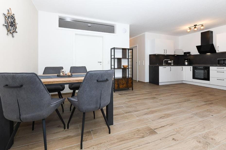 Kitchen or kitchenette, Seating area, Dining area, oven, stove