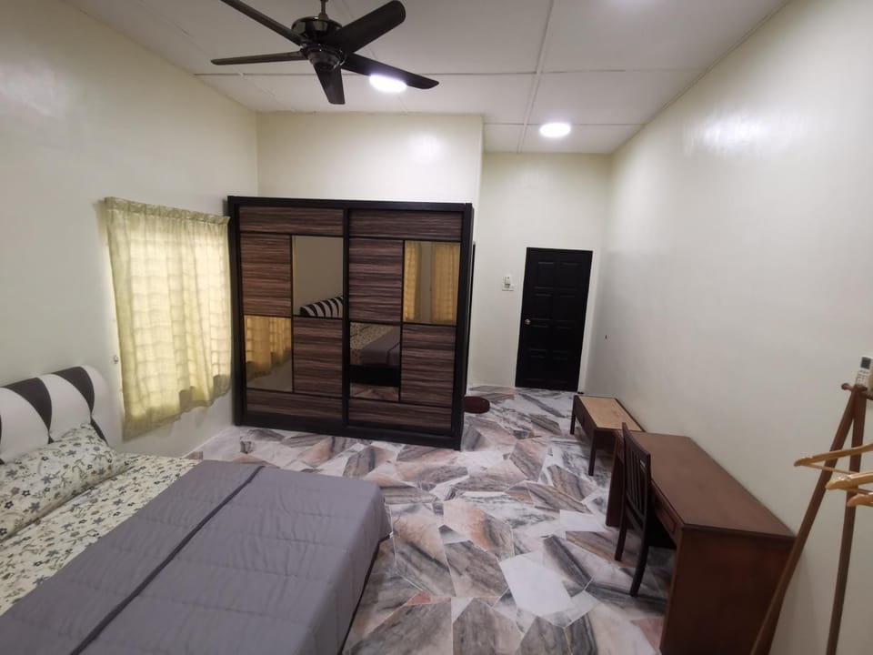 Photo of the whole room, Bedroom