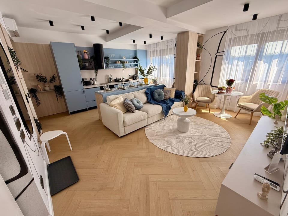 TV and multimedia, Kitchen or kitchenette, Living room, Seating area, Dining area