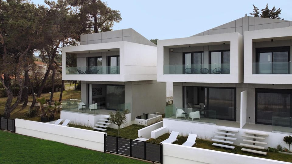 Property building, Patio, Day, Garden, Balcony/Terrace, sunbed