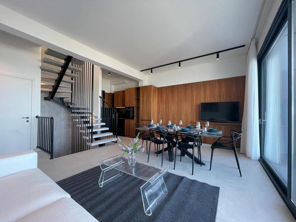 Kitchen or kitchenette, Living room, Seating area, Dining area