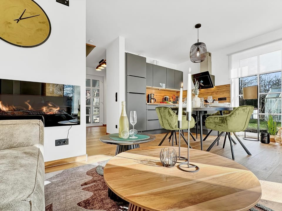 Kitchen or kitchenette, Living room, Seating area, Dining area, pet friendly, stove