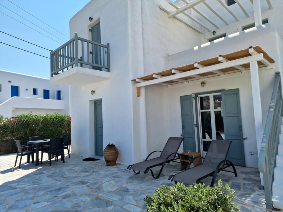 ILIOS COZY CYCLADIC POOLHOUSE MYKONOS with Security Guard House in Mykonos, Mikonos 846 00, Greece