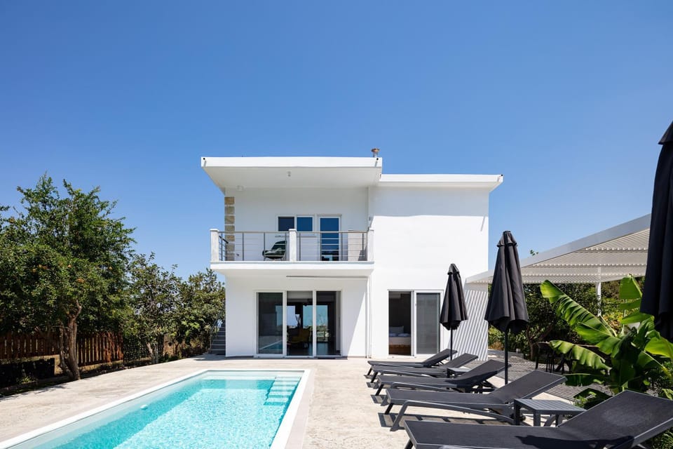 Cyan Viewpoint House near Lake Kourna House in Crete Region