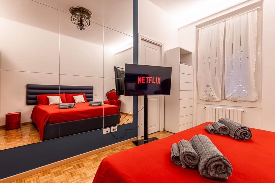 Bed, TV and multimedia, Photo of the whole room, Bedroom, towels