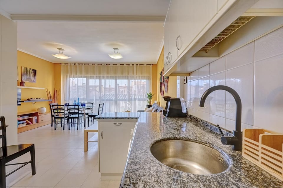 Kitchen or kitchenette, Dining area, stove