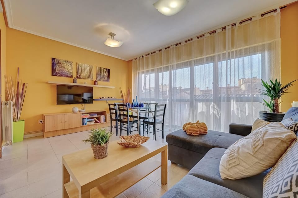 Communal lounge/ TV room, TV and multimedia, Living room, Dining area