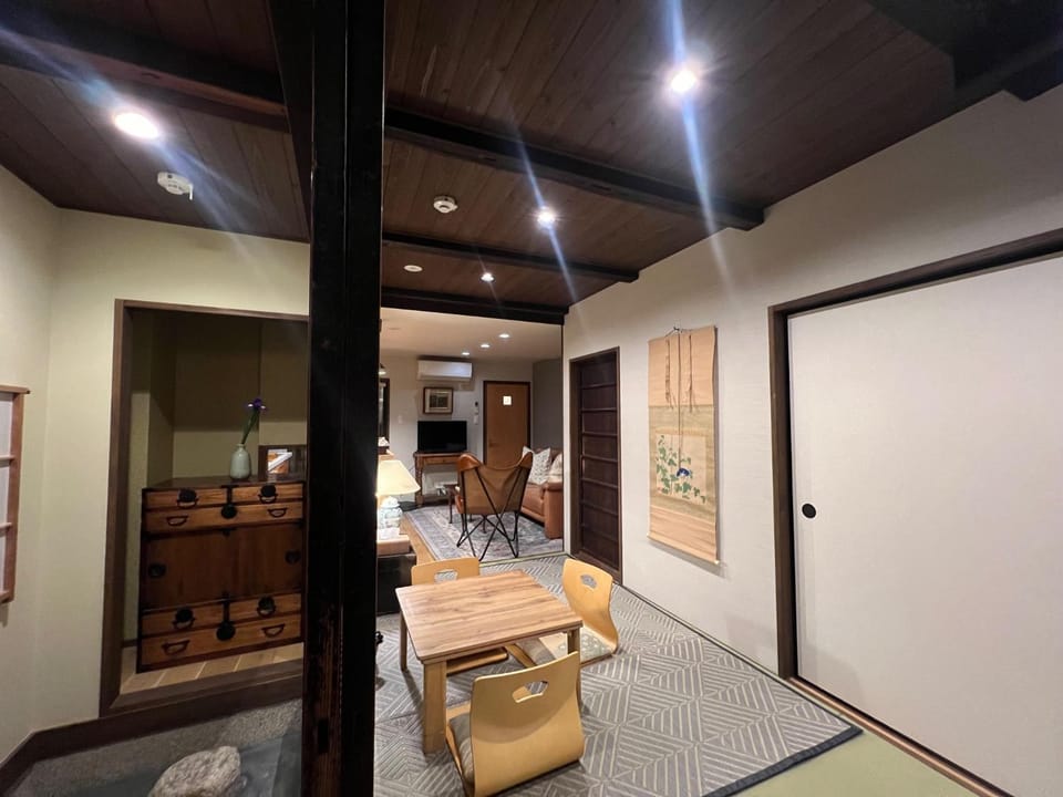 Facade/entrance, TV and multimedia, Kitchen or kitchenette, Living room