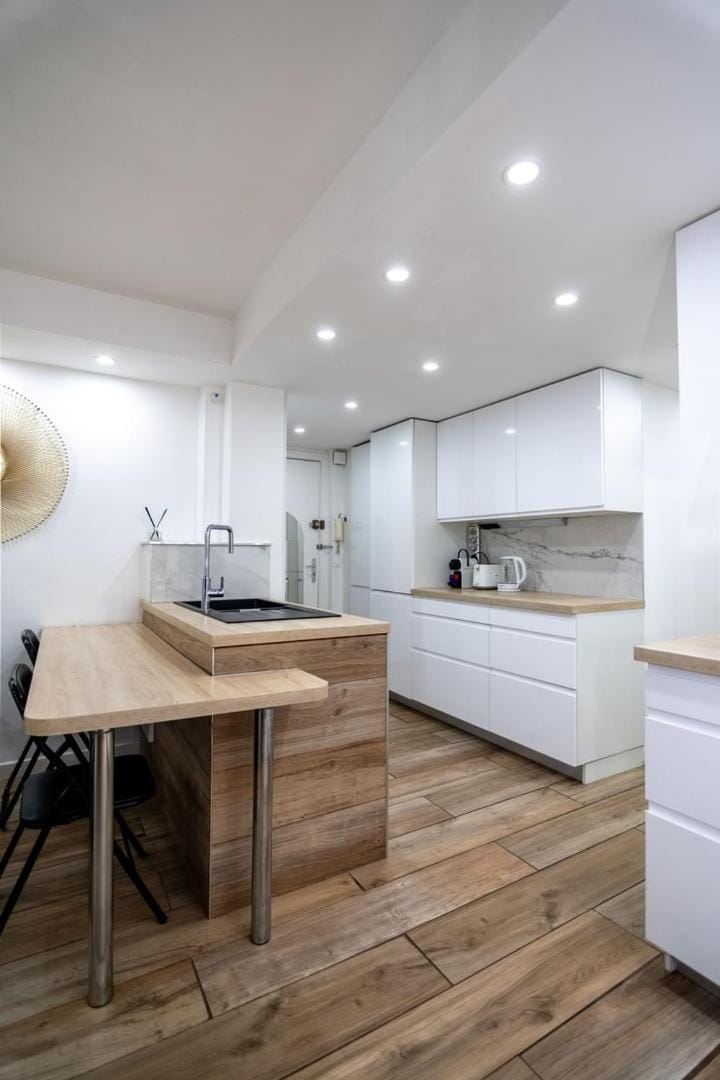 Kitchen or kitchenette, Dining area, toaster