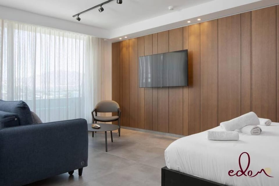 Bed, TV and multimedia, wardrobe