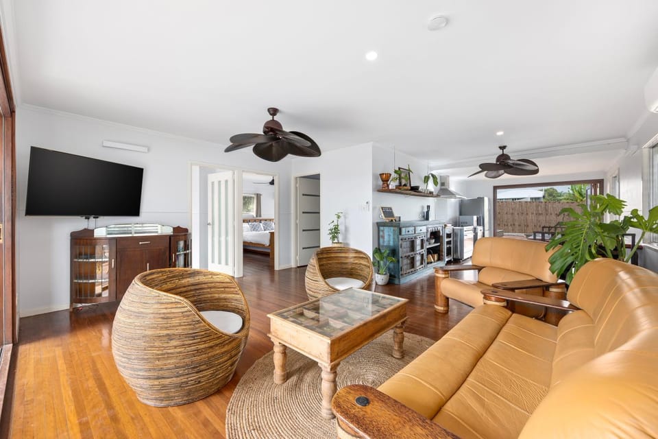TV and multimedia, Kitchen or kitchenette, Living room, Seating area, fireplace, air conditioner
