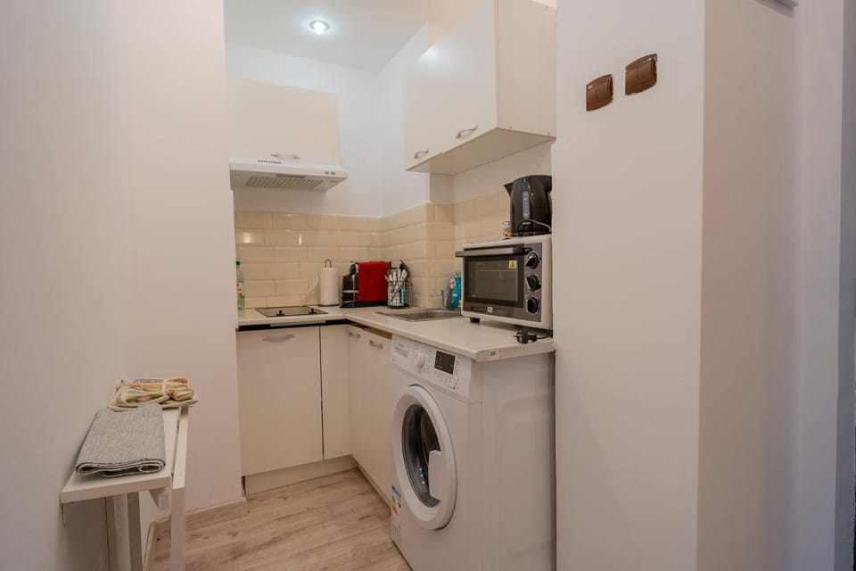 Coffee/tea facilities, Kitchen or kitchenette, oven, stove, washing machine