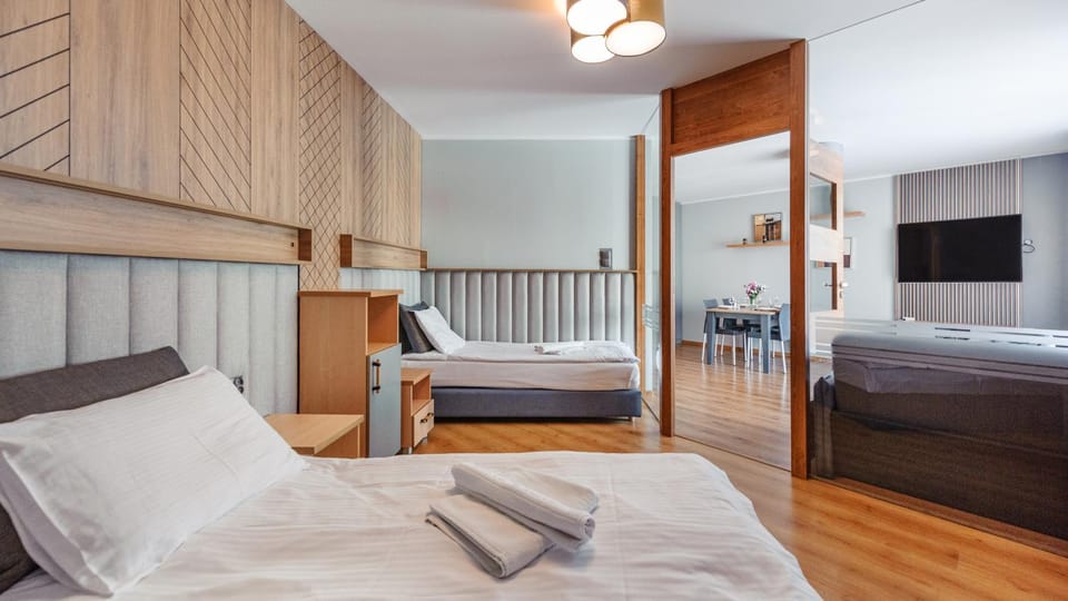 Bed, TV and multimedia, Photo of the whole room, Bedroom, towels