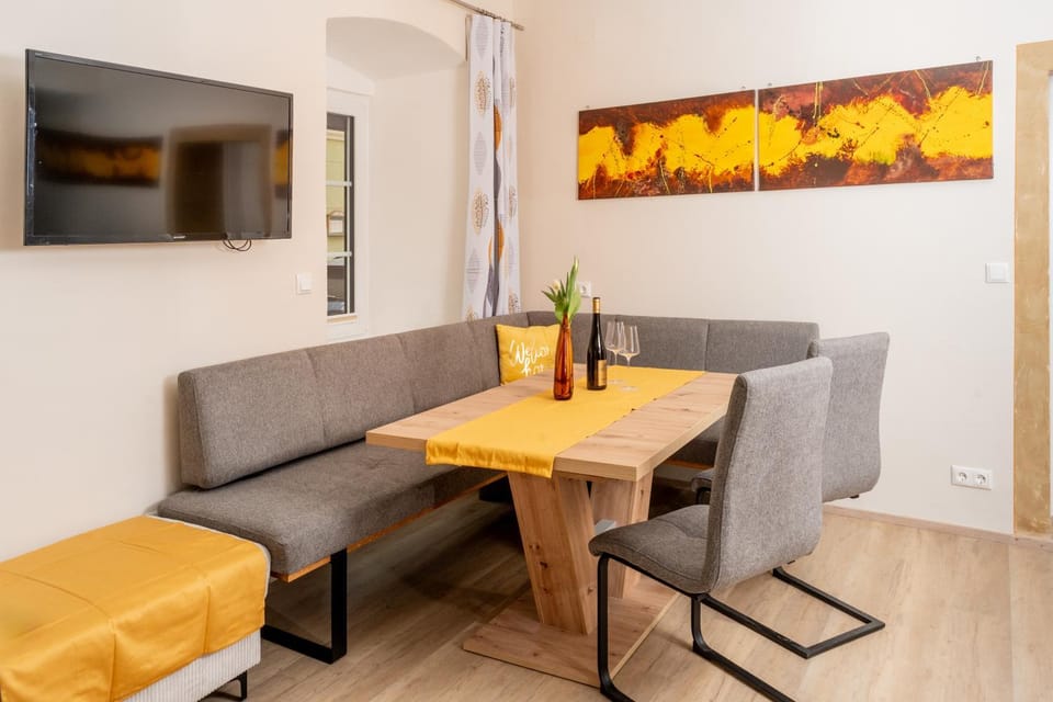 TV and multimedia, Seating area, Dining area