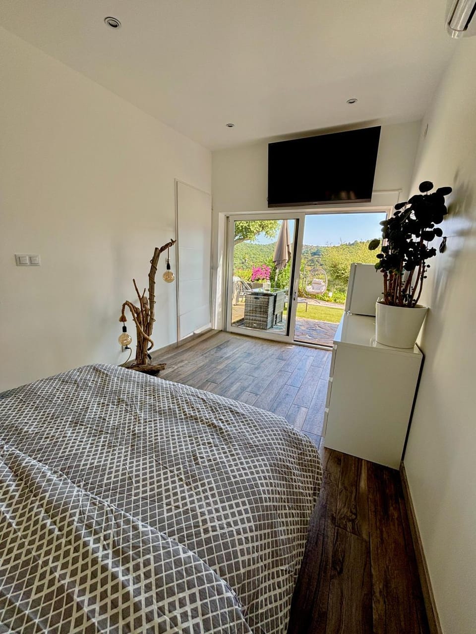 Bed, Garden, TV and multimedia, Photo of the whole room, Bedroom