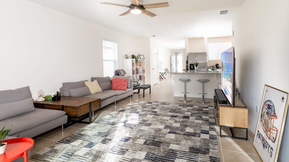TV and multimedia, Kitchen or kitchenette, Living room, Seating area