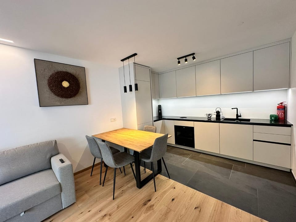 Kitchen or kitchenette, Living room, Seating area, Dining area, dishwasher, oven, pet friendly, stove