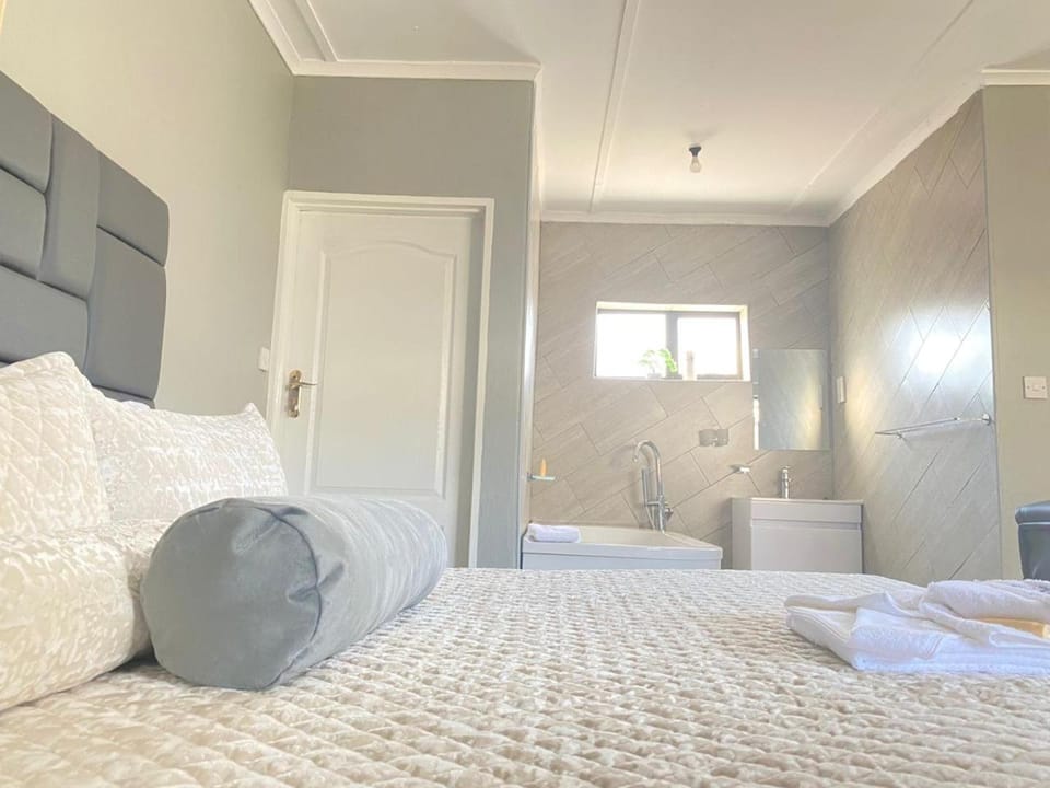 Toilet, Bed, Bathroom, Photo of the whole room, Bedroom, towels