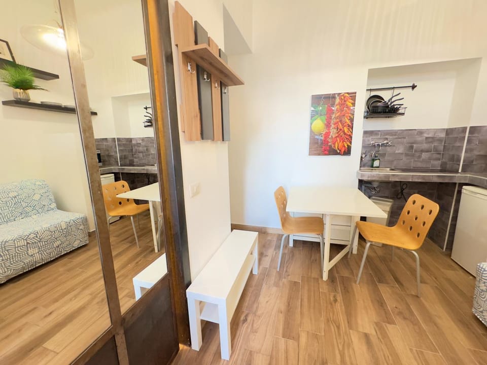 Kitchen or kitchenette, Other, Dining area