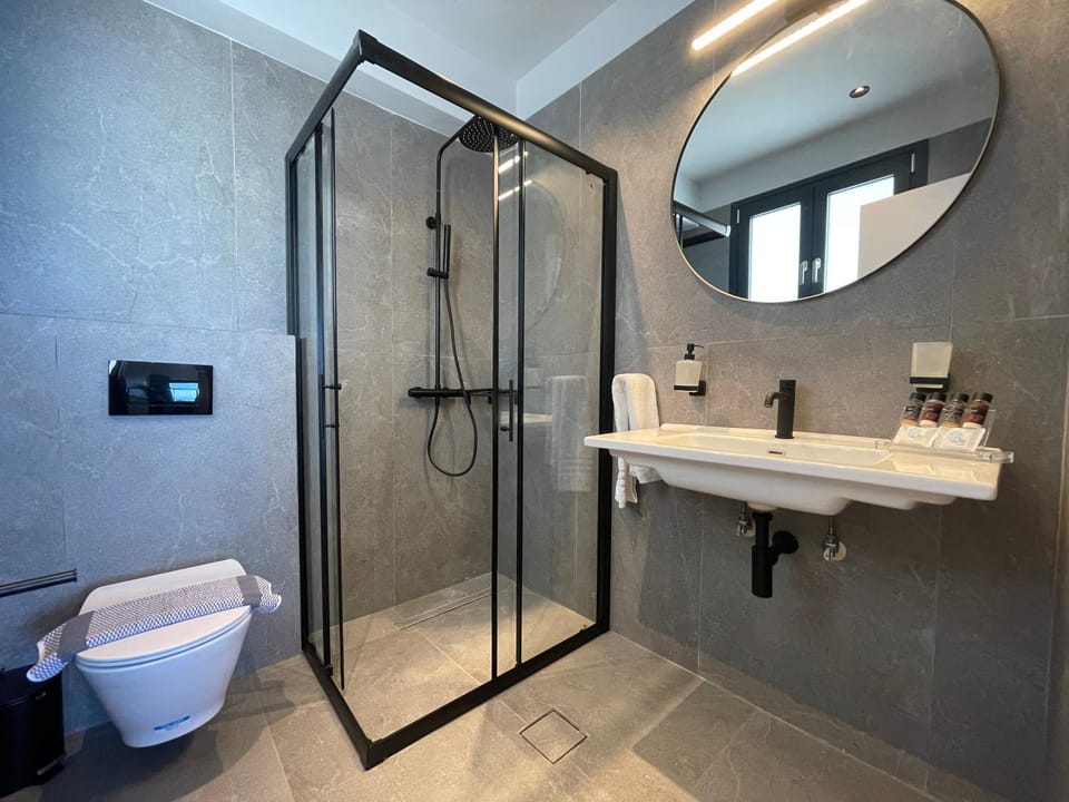 Shower, Toilet, Bathroom, towels