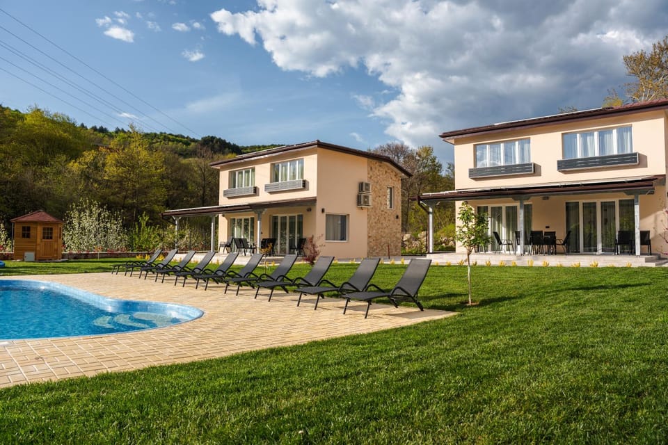 Property building, Patio, Spring, Day, Natural landscape, Garden, Garden view, Pool view, Swimming pool, sunbed