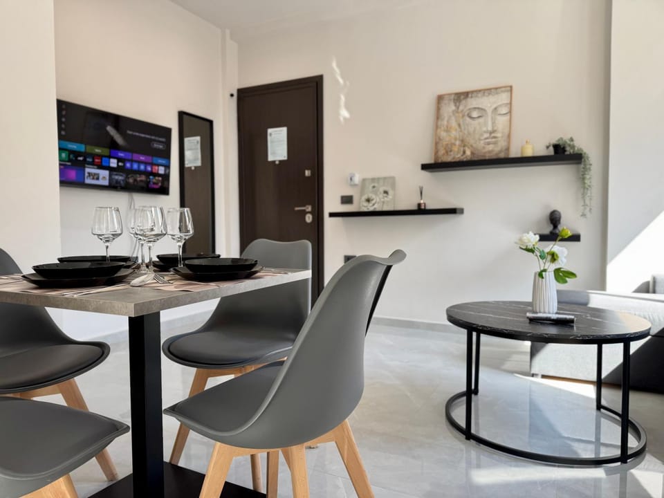 TV and multimedia, Living room, Seating area, Dining area